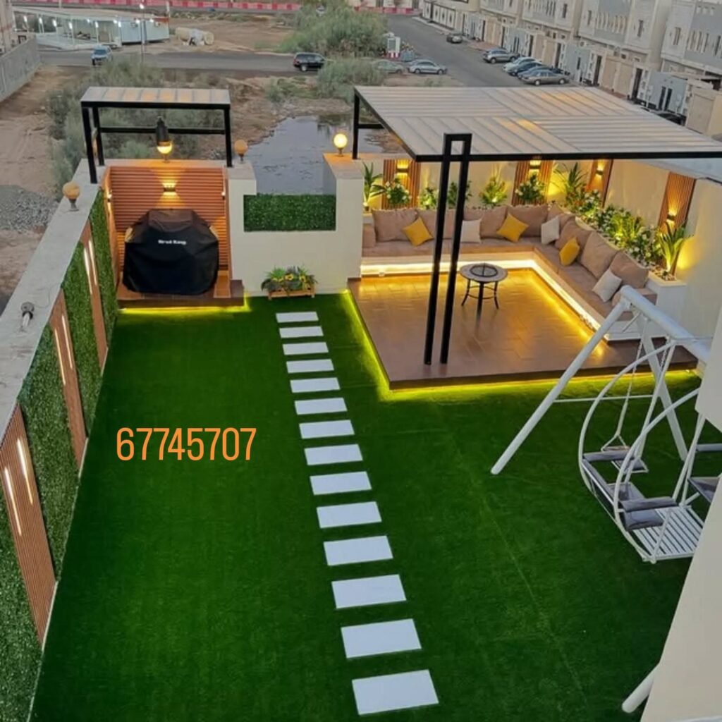 تنسيق سطح منزل بثيل صناعي ومظلة وجلسة خارجية حديثة.