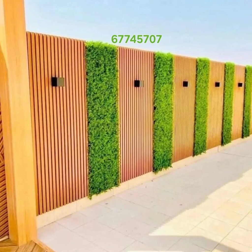 "سور بديكور بديل الخشب مع عشب جداري لتزيين الحديقة بشكل أنيق."