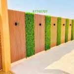 "سور بديكور بديل الخشب مع عشب جداري لتزيين الحديقة بشكل أنيق."