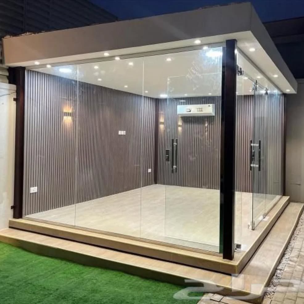 أفضل تصميم ديوانية وغرفة زجاجية في الكويت | حدائق عصرية وجلسات مريحة